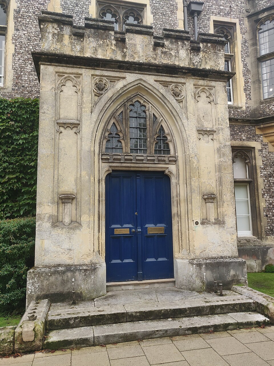 Photo illustrating the English word “door” (puerta)