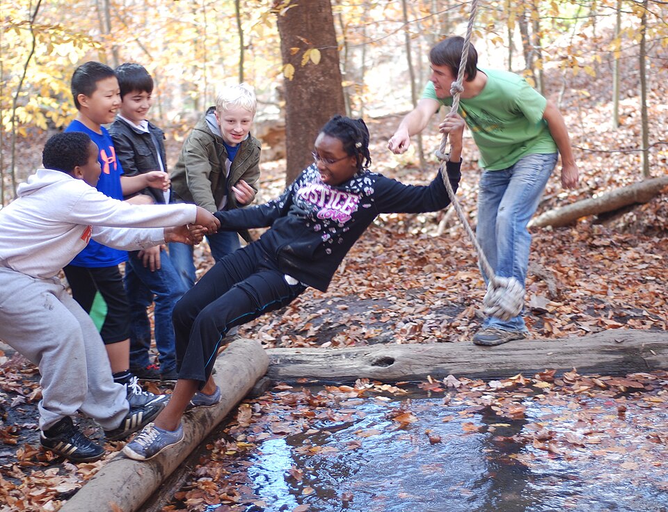 Photo illustrating the English word “help” (ayudar)
