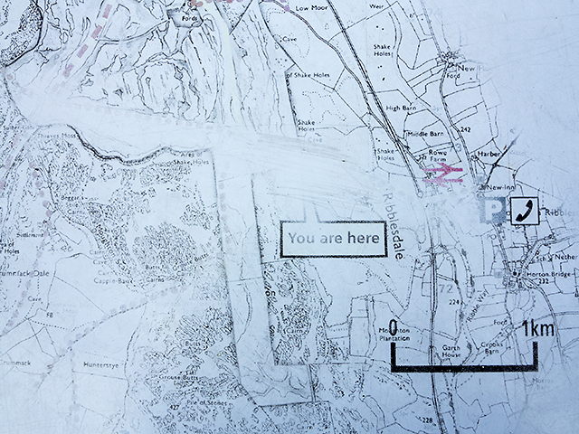 Photo illustrating the English word “here” (aquí)