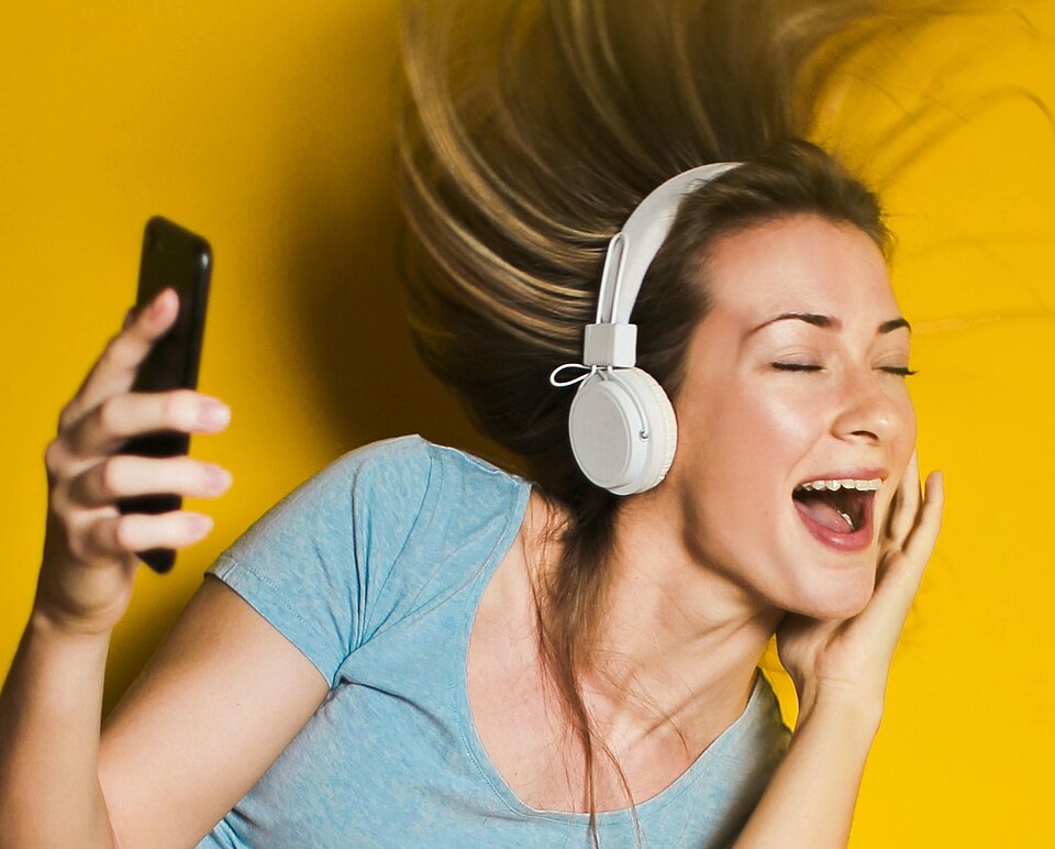 Photo illustrating the English word “listen” (escuchar)