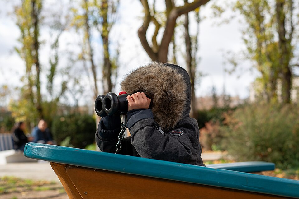 Photo illustrating the English word “look” (mirar)