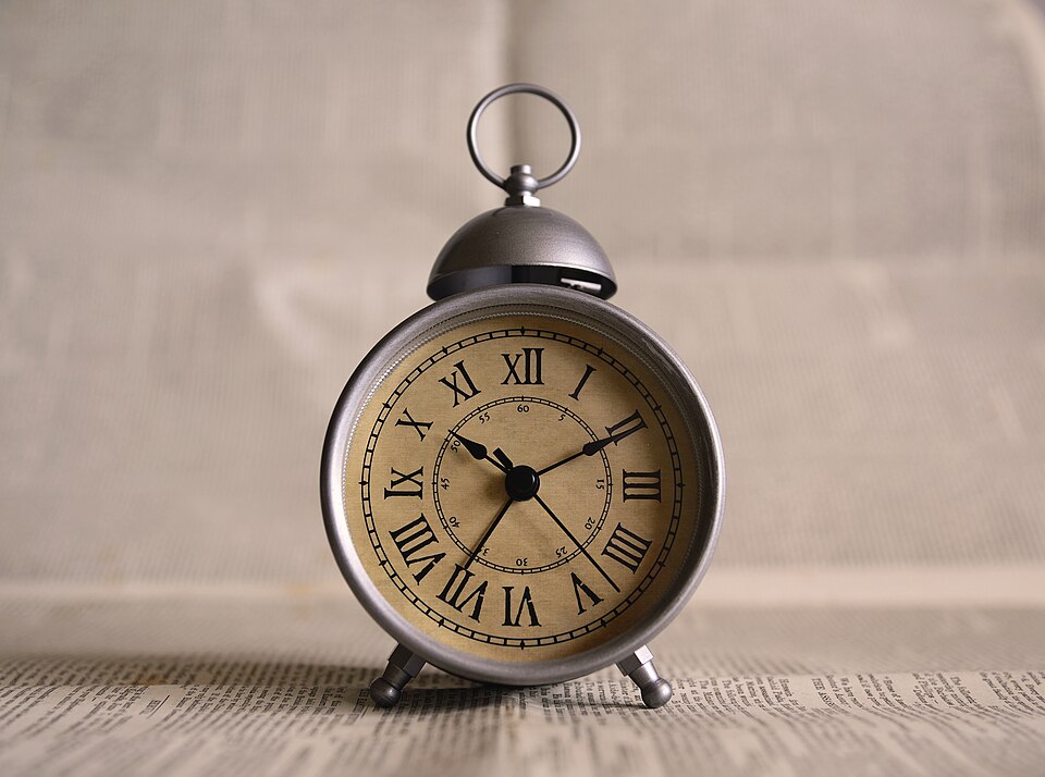 Photo illustrating the English word “now” (ahora)