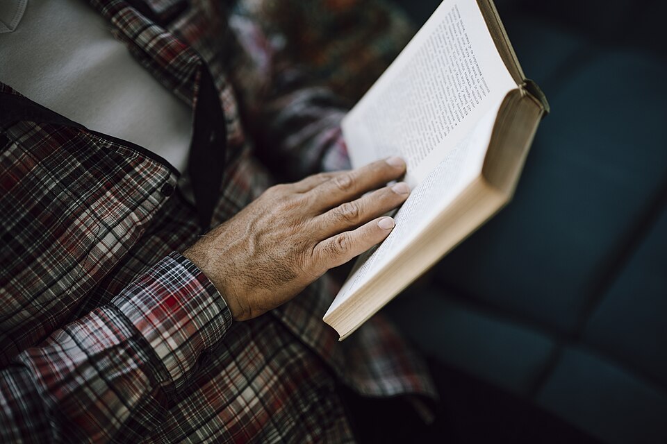 Photo illustrating the English word “read” (leer)
