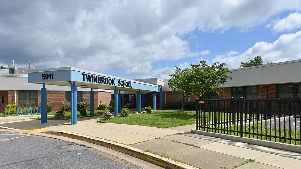 Photo illustrating the English word “school” (escuela)