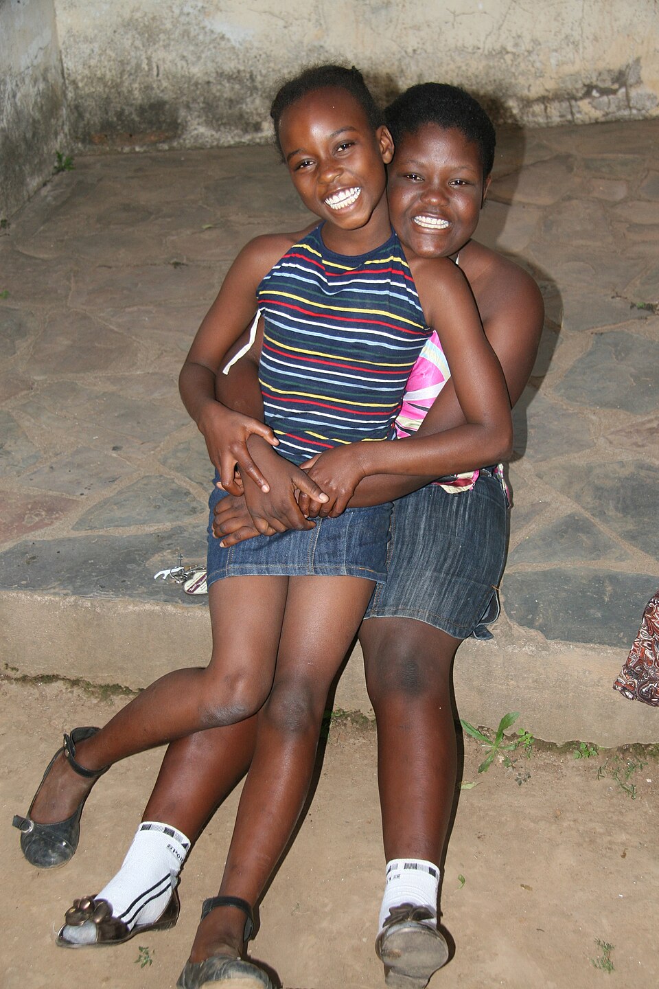 Photo illustrating the English word “sister” (hermana)