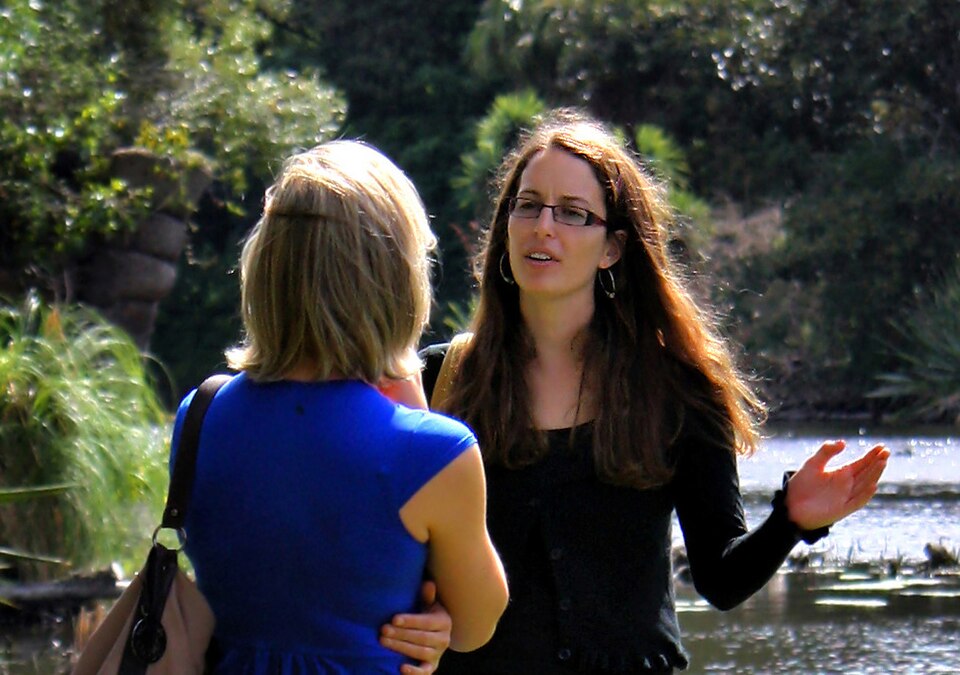 Photo illustrating the English word “speak” (hablar)