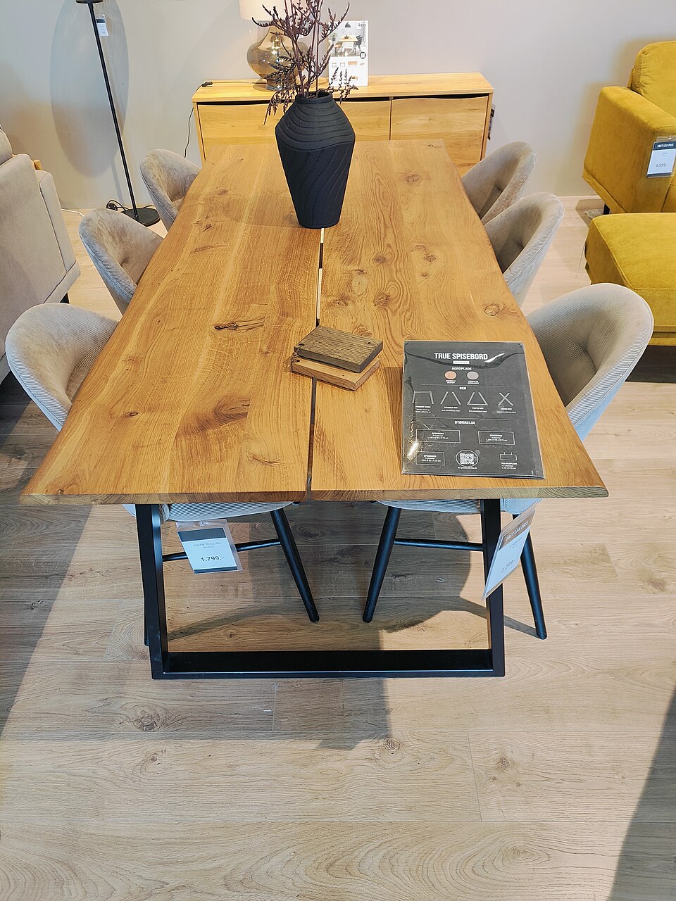 Photo illustrating the English word “table” (mesa)