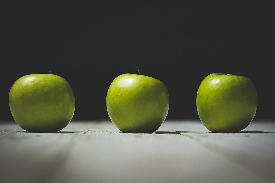 Photo illustrating the English word “three” (tres)