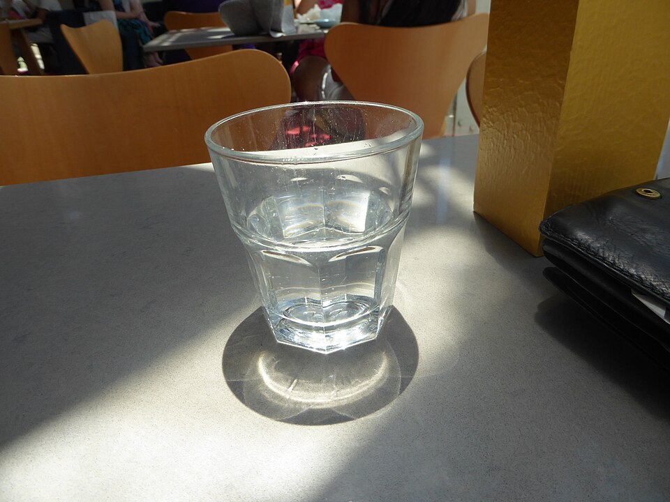 Photo illustrating the English word “water” (agua)