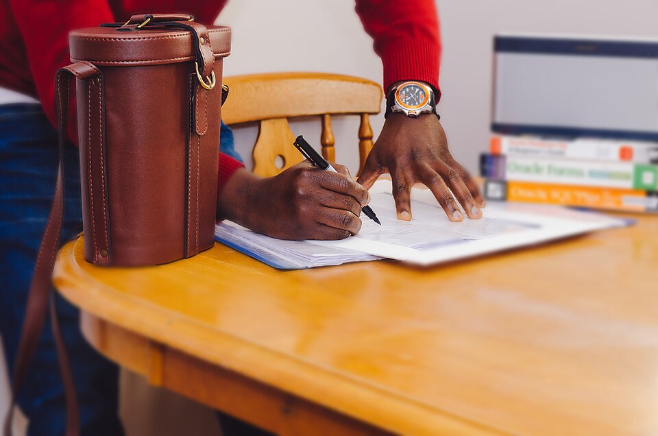 Photo illustrating the English word “write” (escribir)