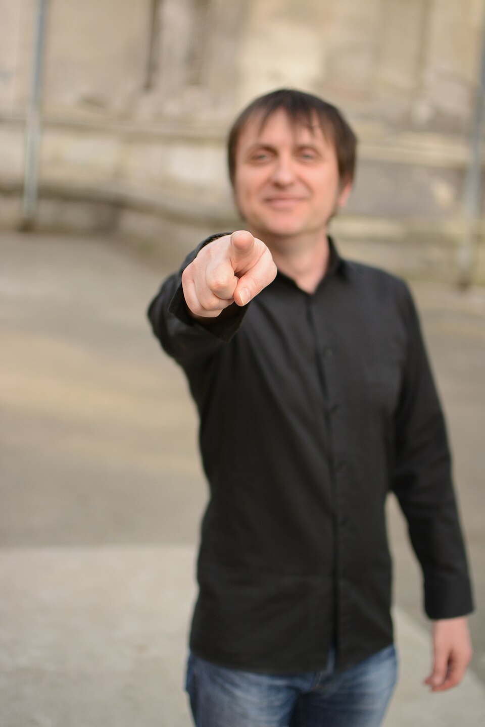 Photo illustrating the English word “you” (tú)